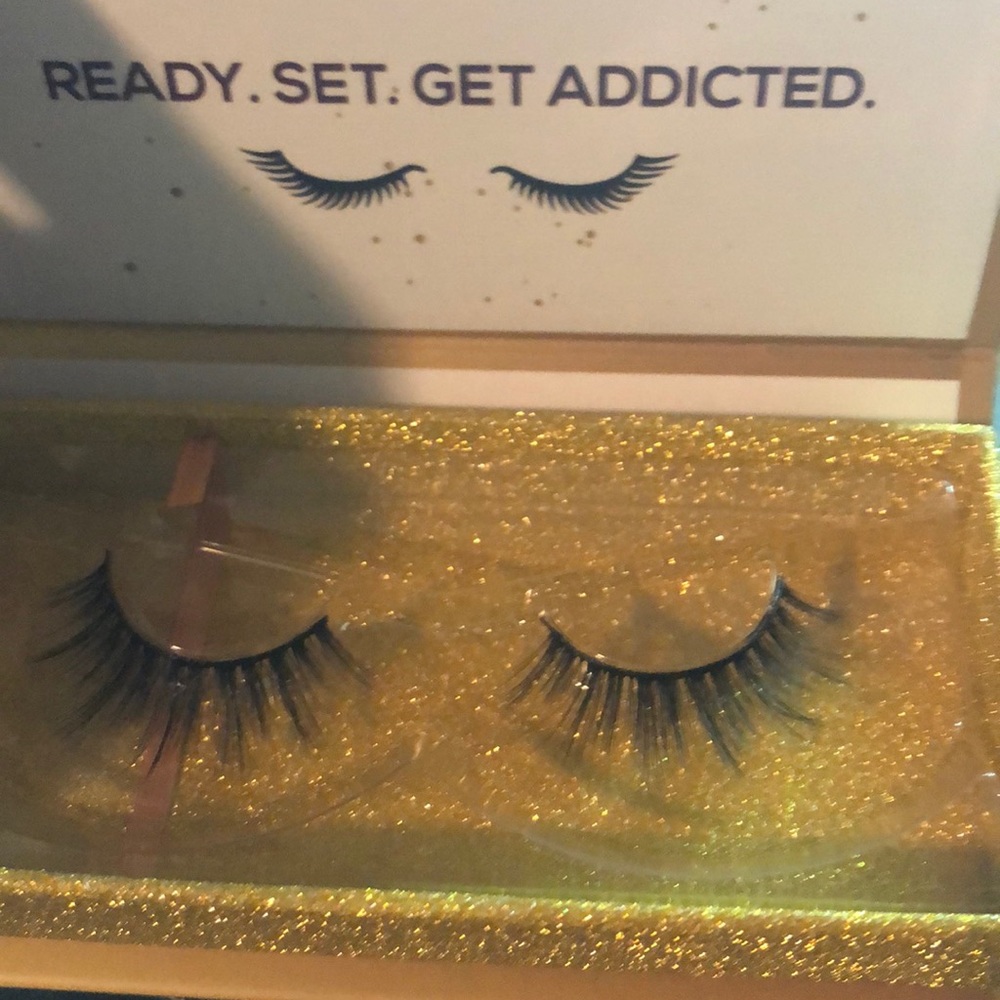 Eye Lashes - Picture 2 of 3